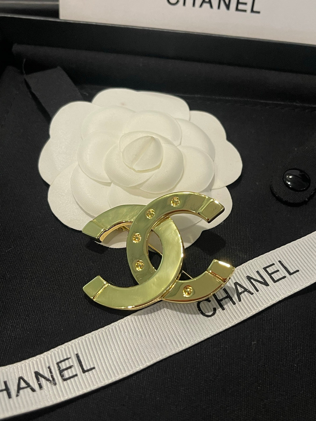 Signature Emblem Brooch in Gold-Tone – Design 009 side detail