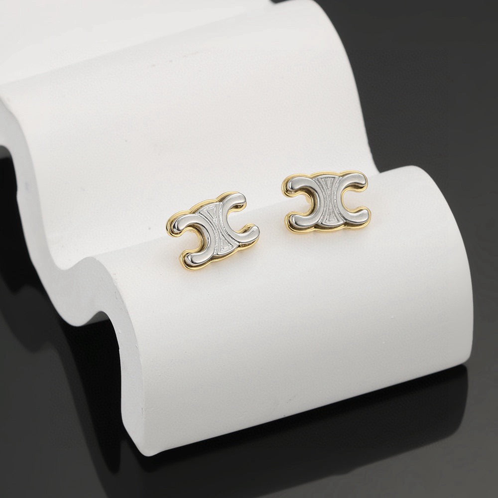 Triomphe-Inspired Emblem Stud Earrings in Polished Metal-Tone – Design 02 detail view