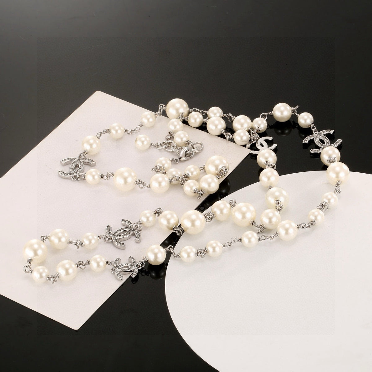 Pearl Pearl-Detail Pendant Necklace – Pearl Detail – Design 021 detail view