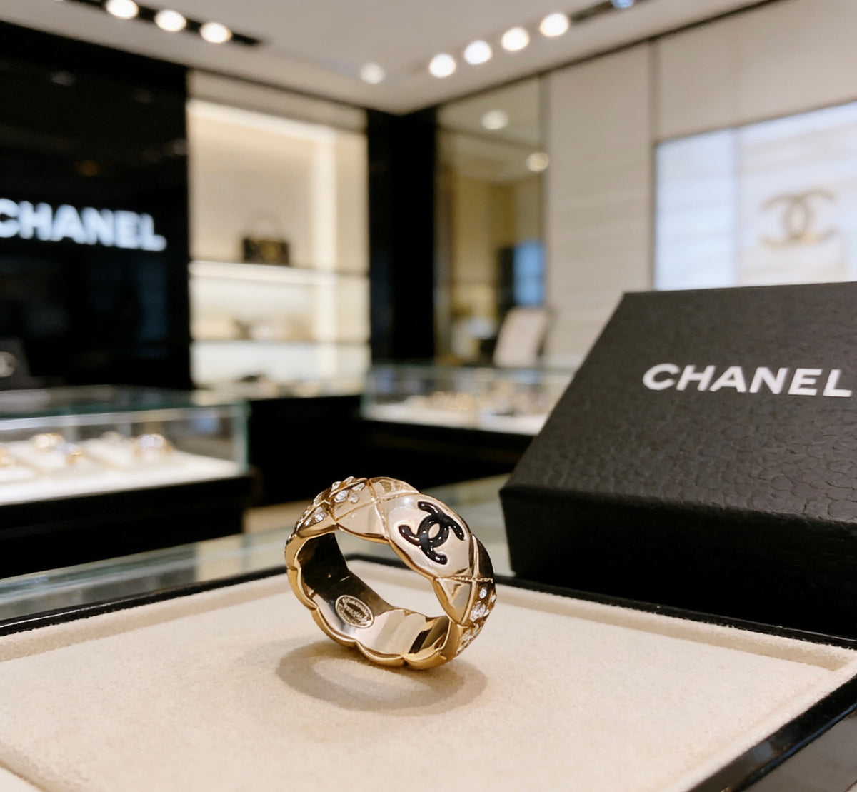Pearl Statement Ring in Polished Metal-Tone – Pearl Detail front product view