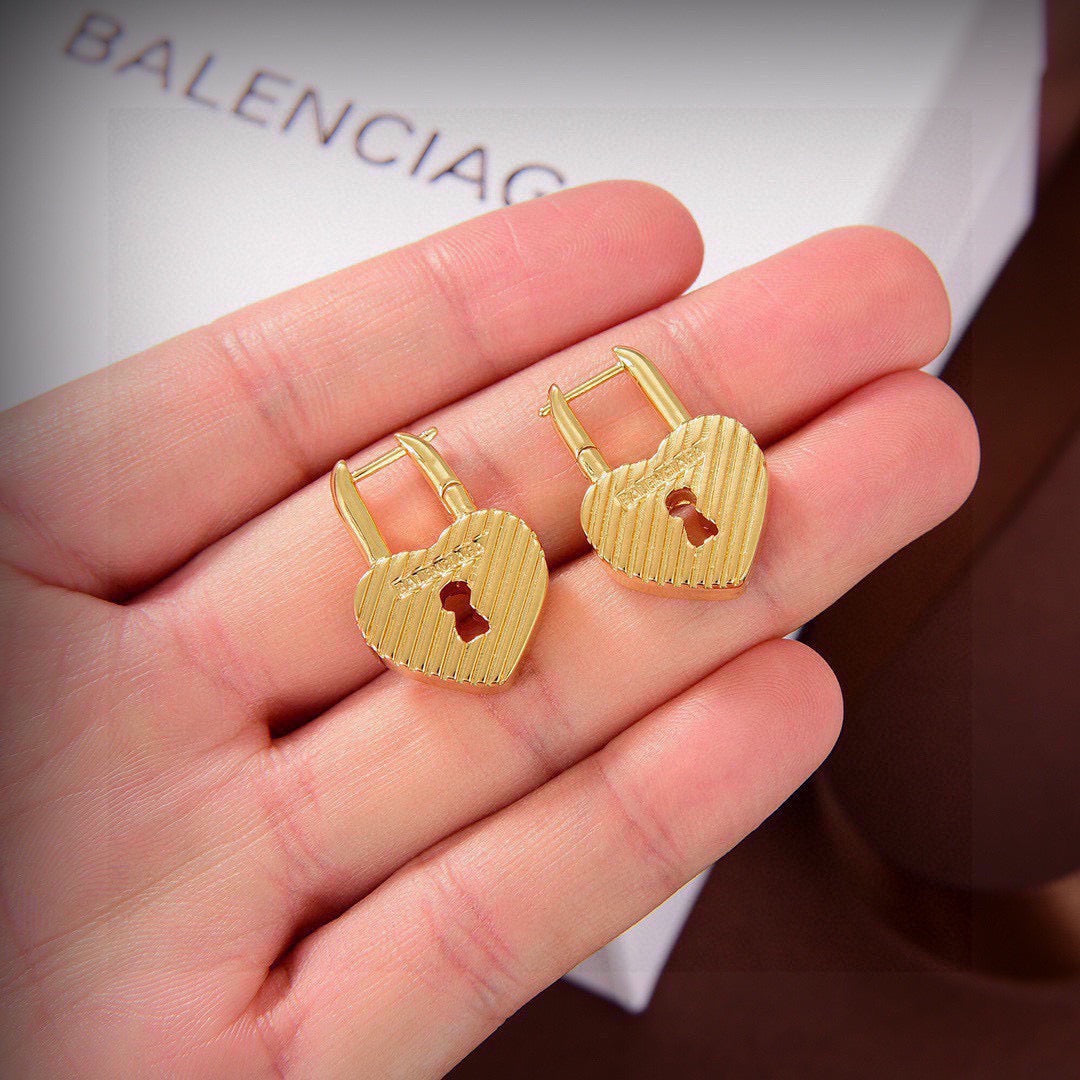 Ring Motif Statement Earrings in Gold-Tone – Design 001 close-up detail