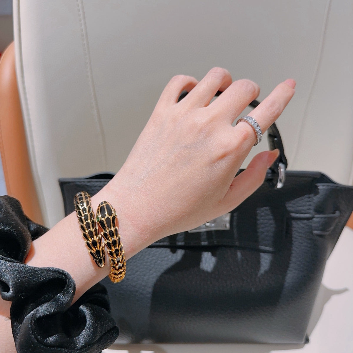 Serpentine Bangle in Polished Metal-Tone – Serpentine Detail – Design 011 detail view