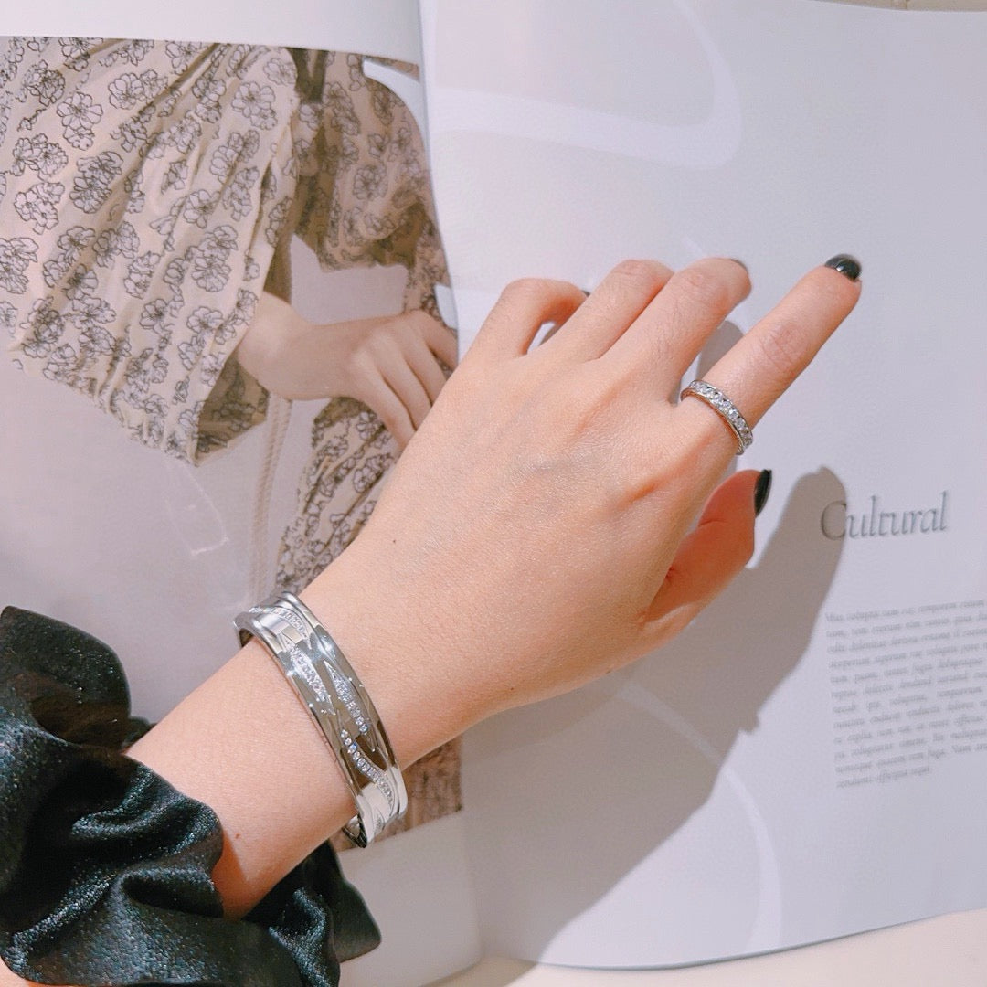 Serpentine Bangle in Polished Metal-Tone – Serpentine Detail – Design 010 detail view