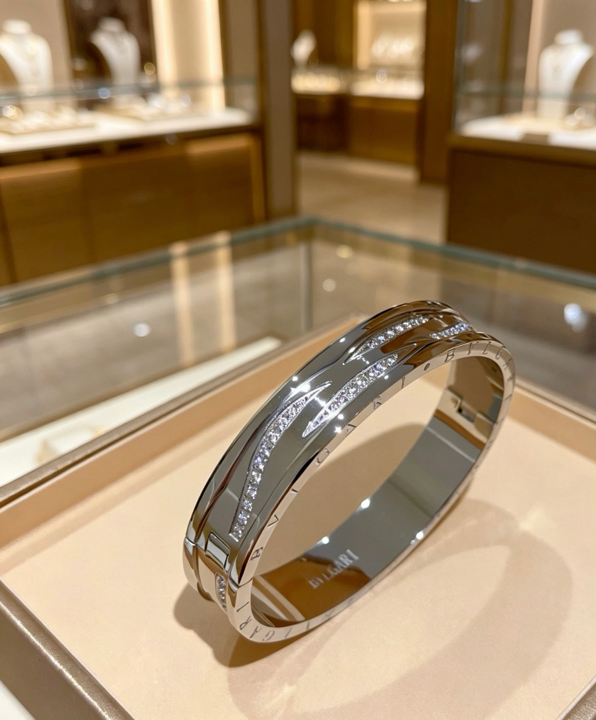 Serpentine Bangle in Polished Metal-Tone – Serpentine Detail – Design 010 side detail