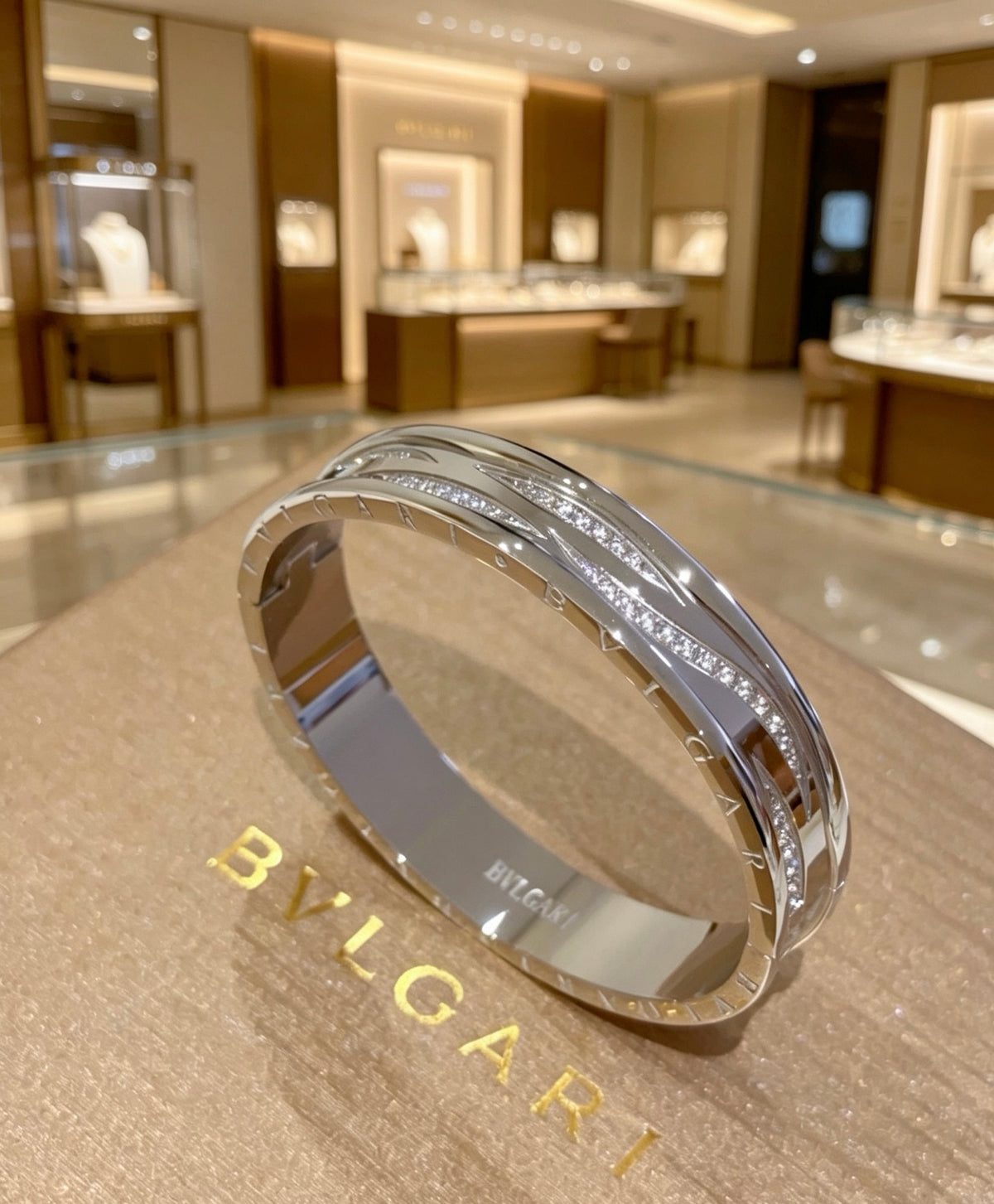 Serpentine Bangle in Polished Metal-Tone – Serpentine Detail – Design 010 close-up detail
