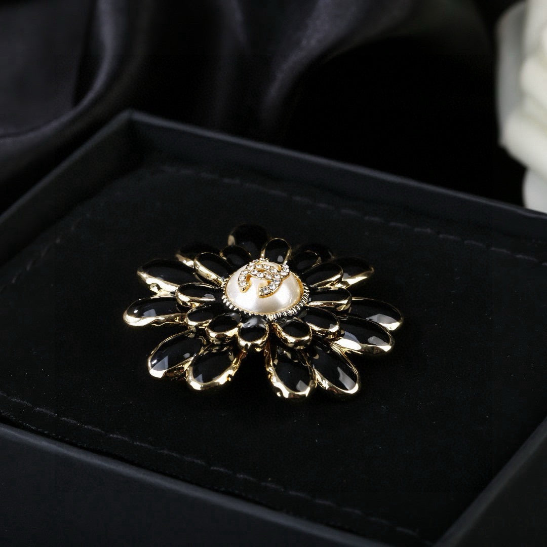 Pearl Brooch in Polished Metal-Tone – Pearl Detail – Design 004 side detail
