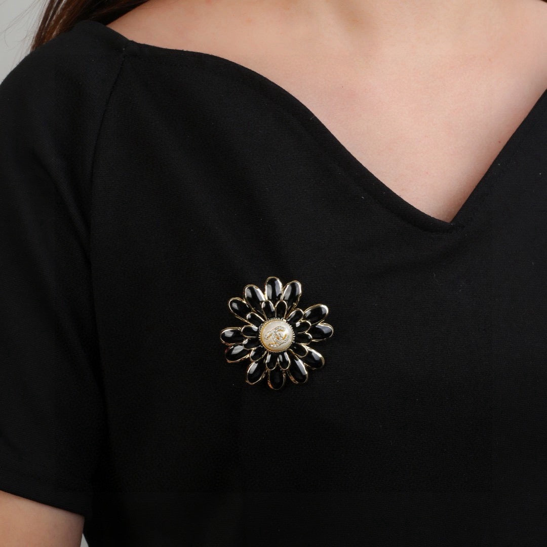 Pearl Brooch in Polished Metal-Tone – Pearl Detail – Design 004 front product view