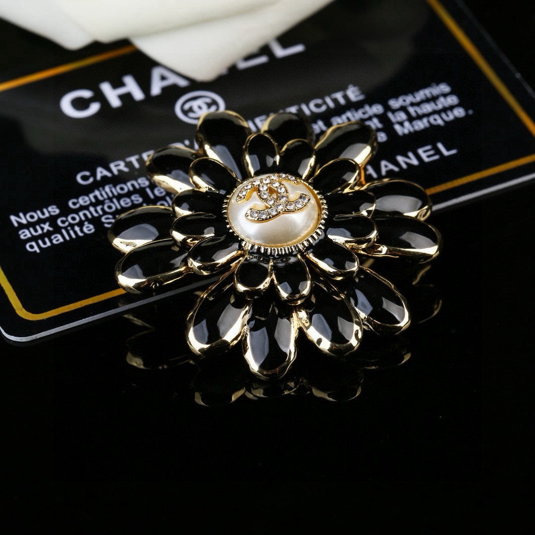 Pearl Brooch in Polished Metal-Tone – Pearl Detail – Design 004 front product view