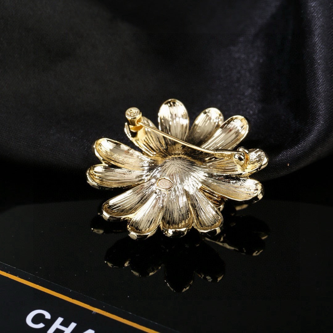 Pearl Brooch in Polished Metal-Tone – Pearl Detail – Design 004 main product view