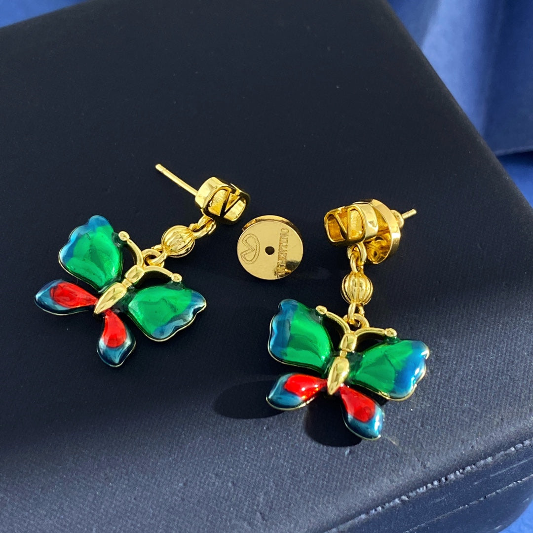 V Emblem Polished Stud Earrings – Design 02 detail view