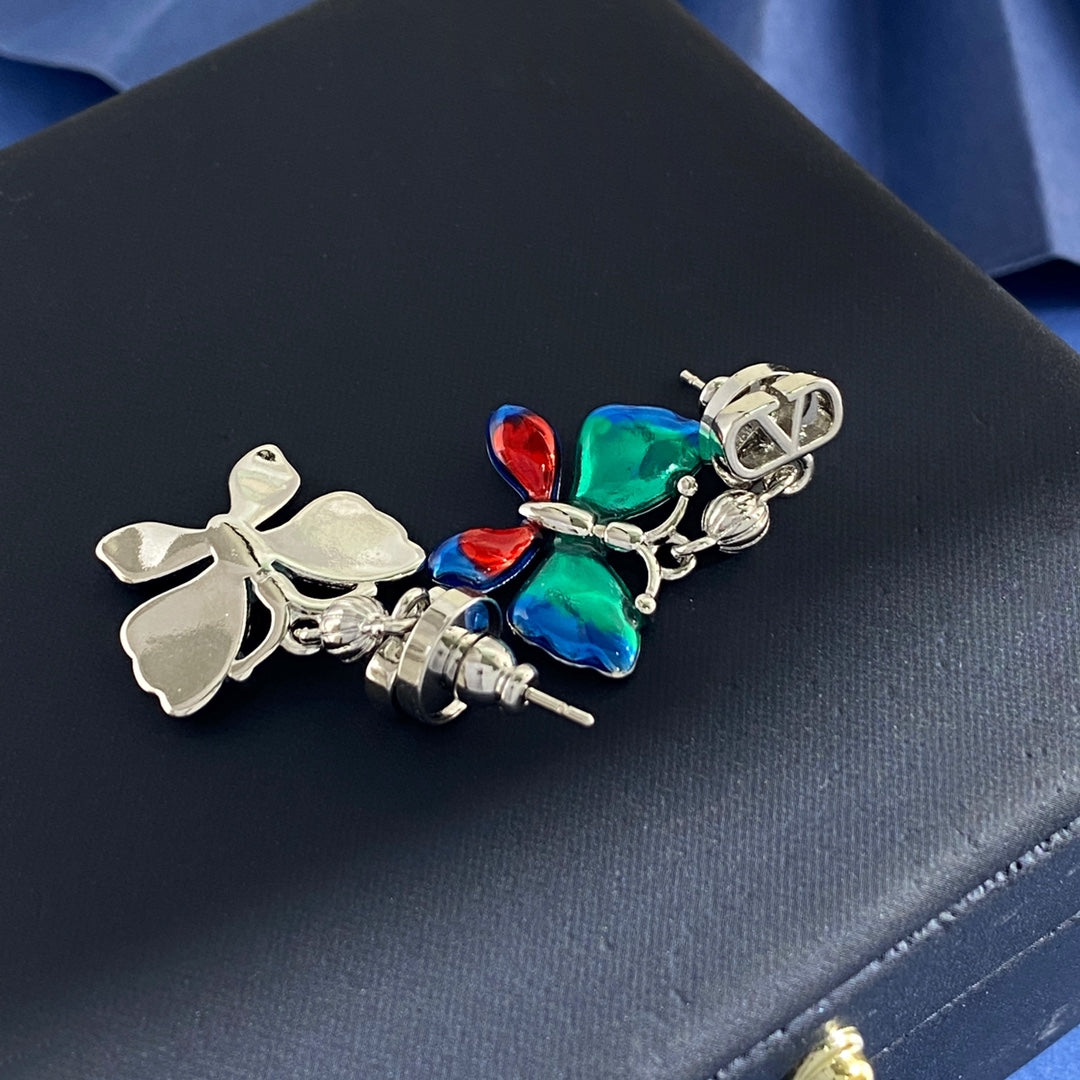 V Emblem Polished Stud Earrings – Design 02 front view