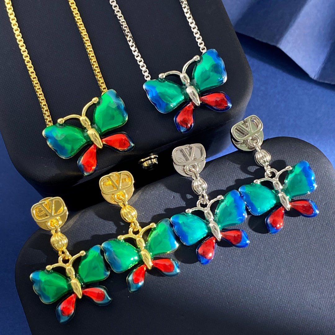 V Emblem Long Pendant Necklace – Design 01 detail view