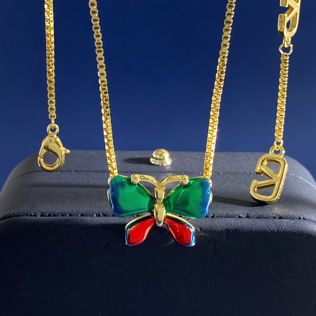 V Emblem Long Pendant Necklace – Design 01 side detail
