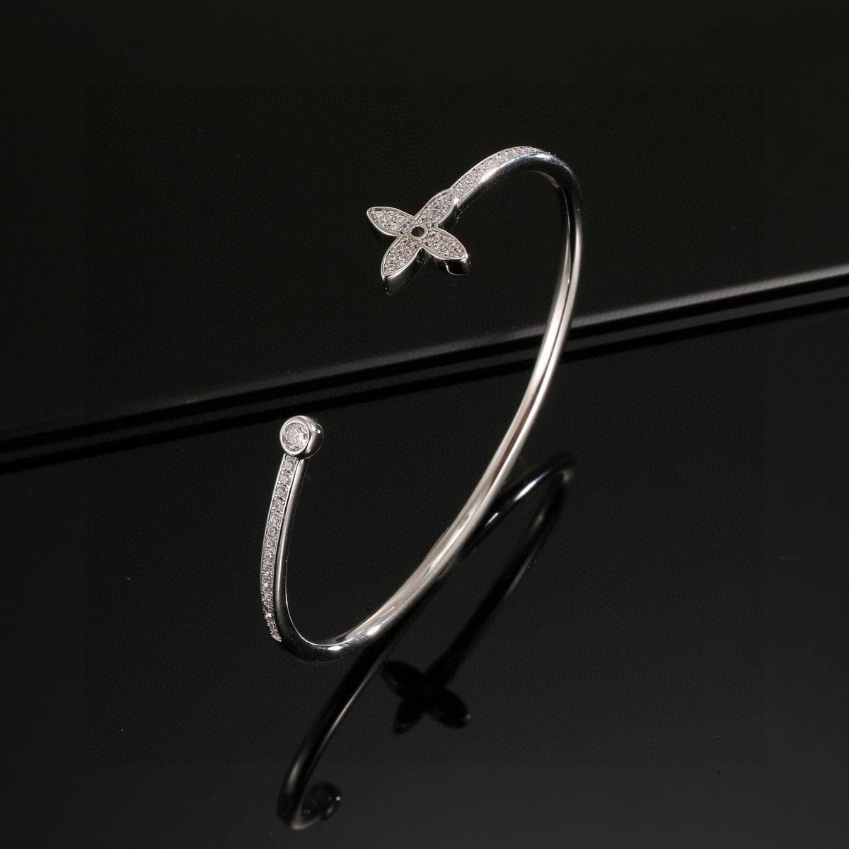 Clover Bangle in Polished Metal-Tone – Clover Detail – Design 010 detail view