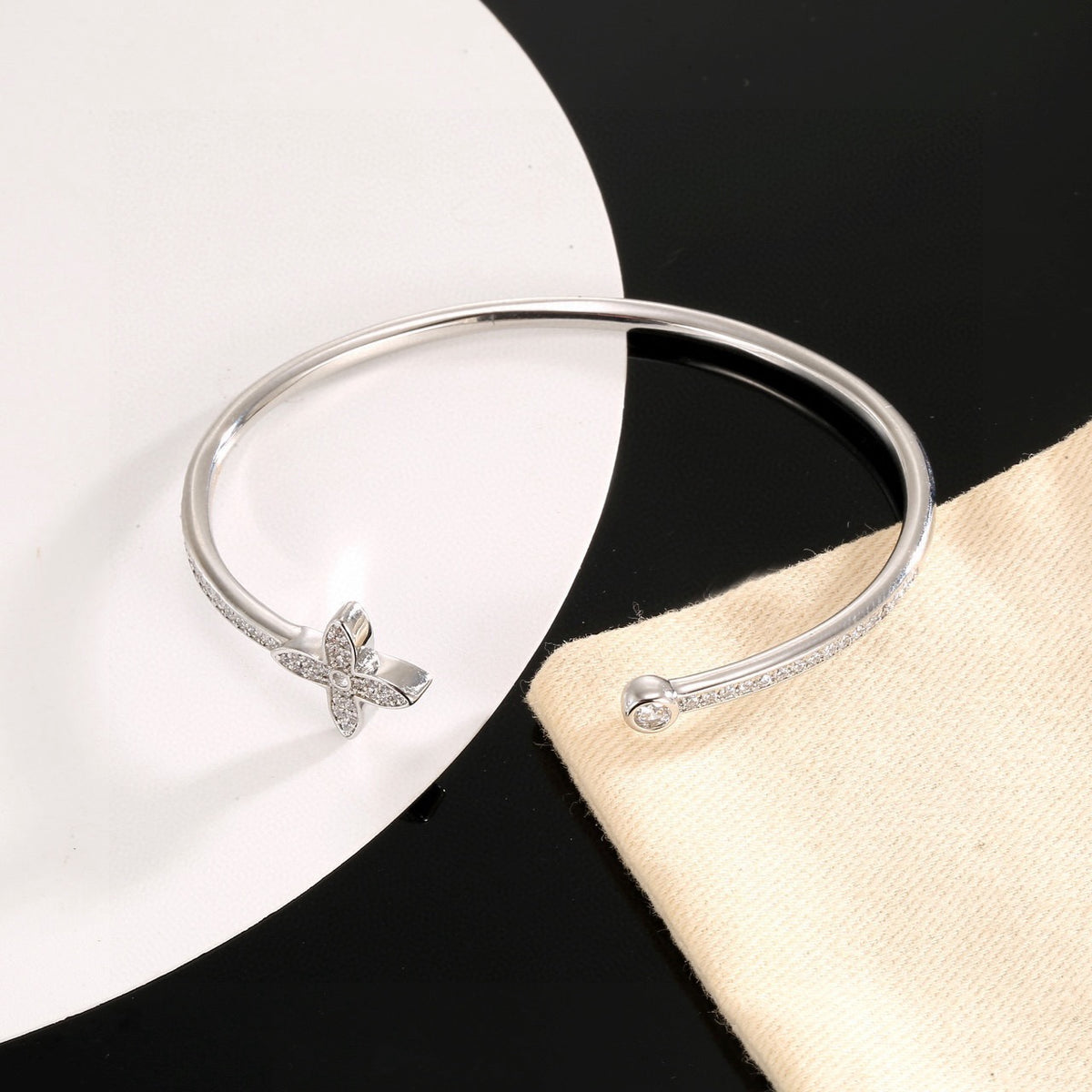 Clover Bangle in Polished Metal-Tone – Clover Detail – Design 010 front product view