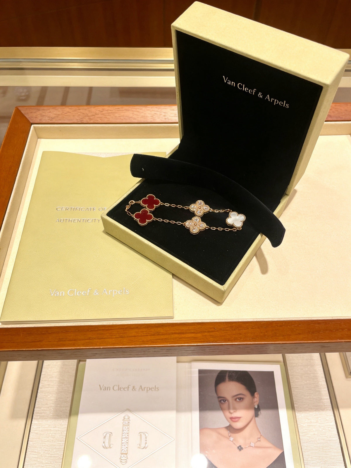 Clover Bracelet in Polished Metal-Tone – Multicolor – Design 19 detail view