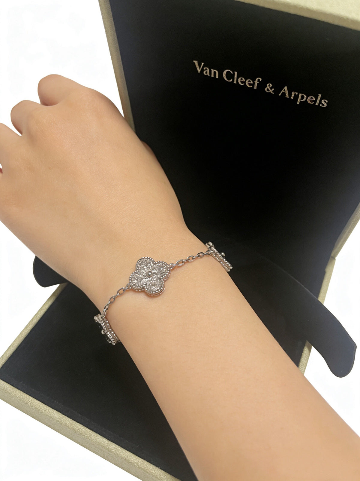 Clover Bracelet in Polished Metal-Tone – Multicolor – Design 18 side detail