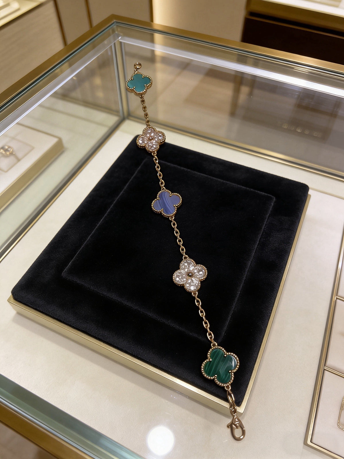 Clover Bracelet in Polished Metal-Tone – Multicolor – Design 09 detail view
