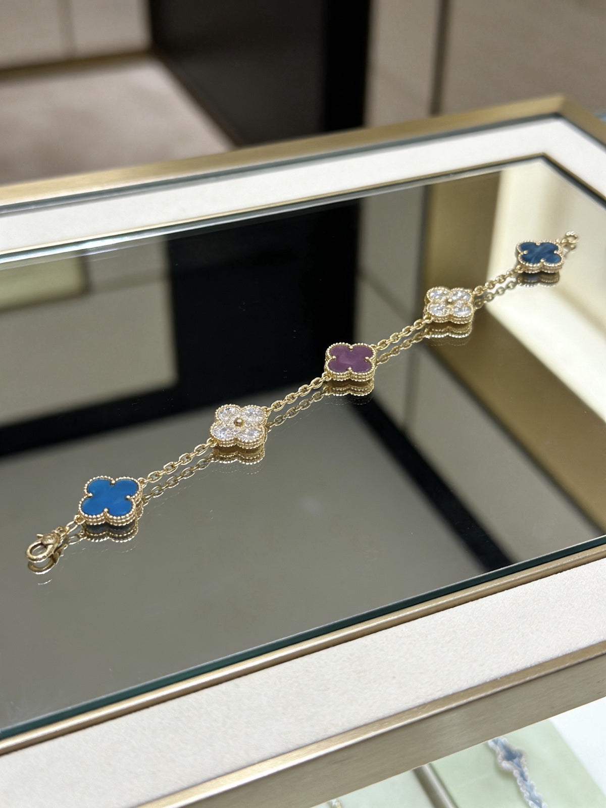 Clover Bracelet in Polished Metal-Tone – Multicolor – Design 15 detail view