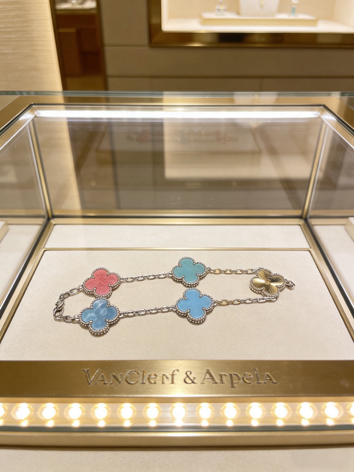 Clover Bracelet in Polished Metal-Tone – Multicolor – Design 05 close-up detail