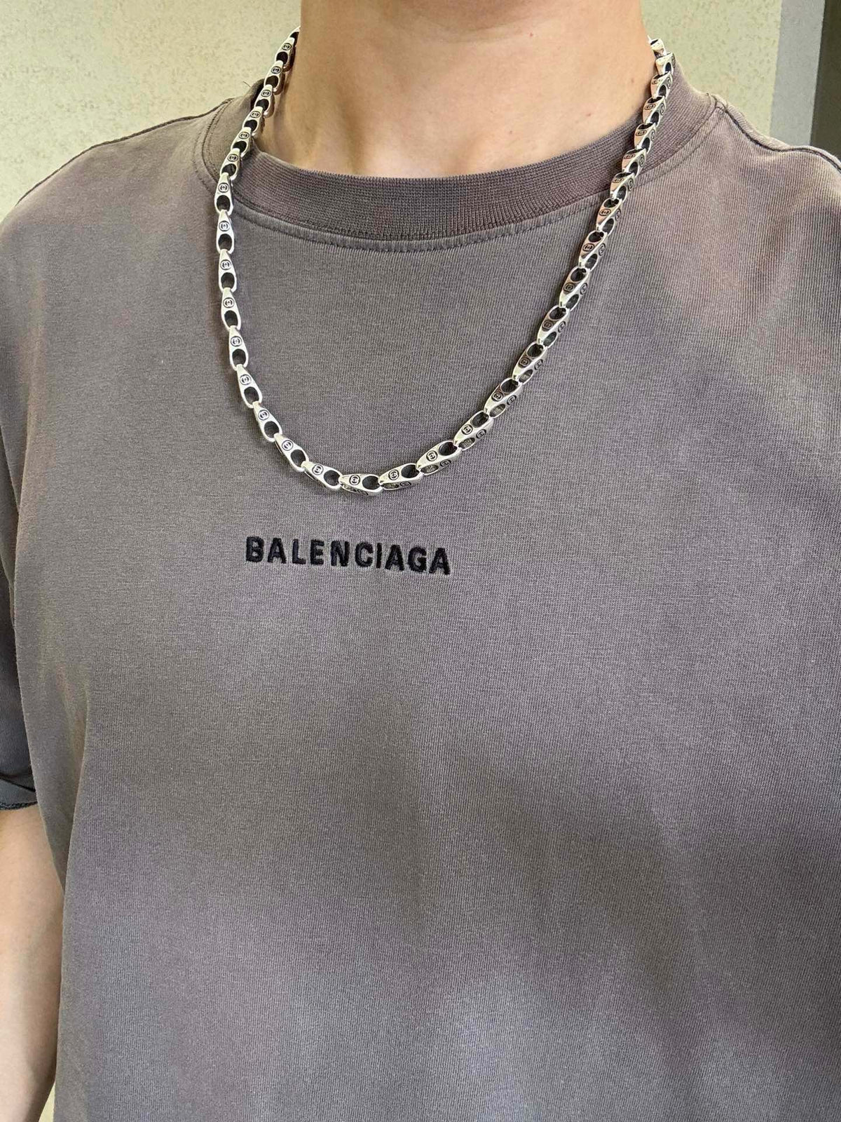 Double-G Emblem Pendant Necklace in Silver-Tone – Vintage Detail – Design 024 side detail