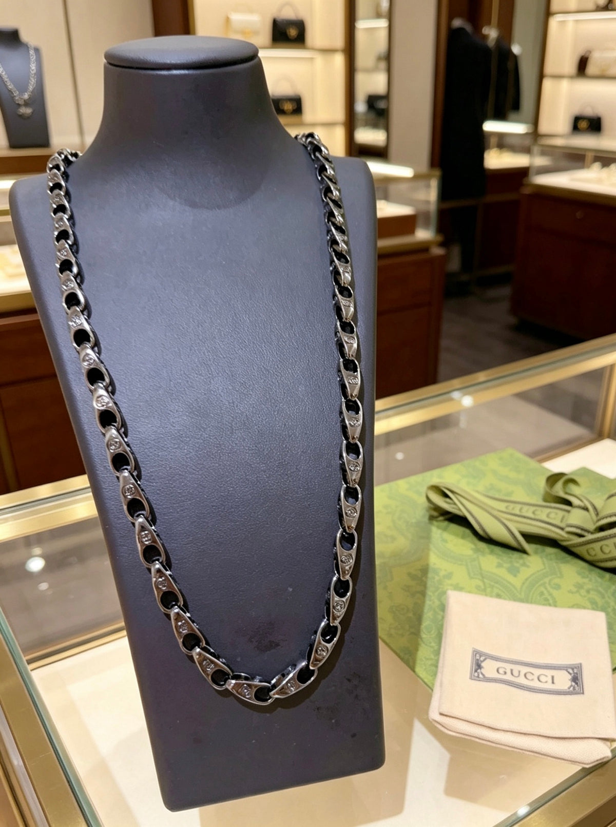 Chain Pendant Necklace in Polished Metal-Tone – Vintage Detail – Design 003 close-up detail