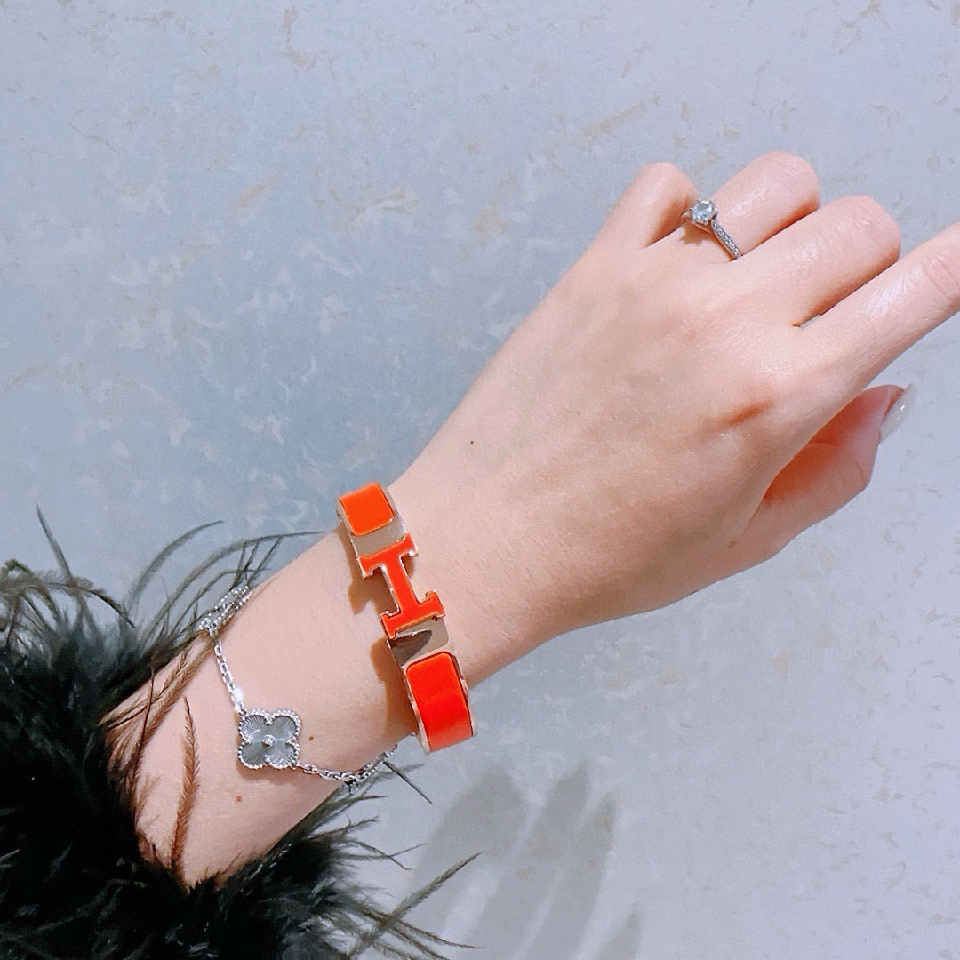 Horse Bangle in Gold-Tone – Enamel Detail – Design 012 detail view