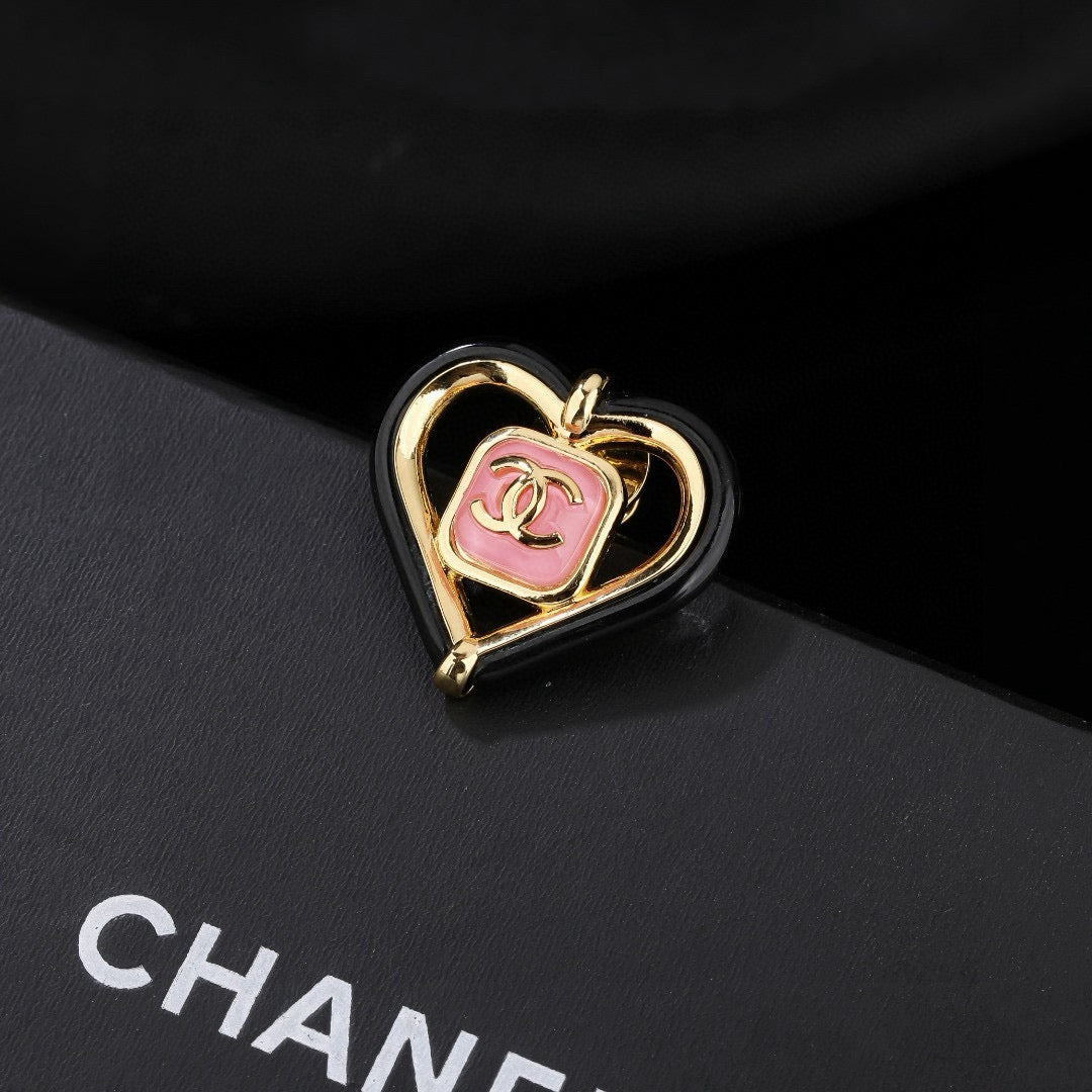 Double-C Emblem Brooch in Polished Metal-Tone – Design 028 side detail