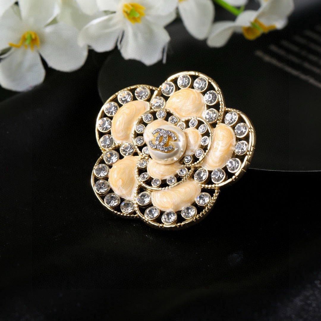 Signature Emblem Brooch in Polished Metal-Tone – Design 020 side detail