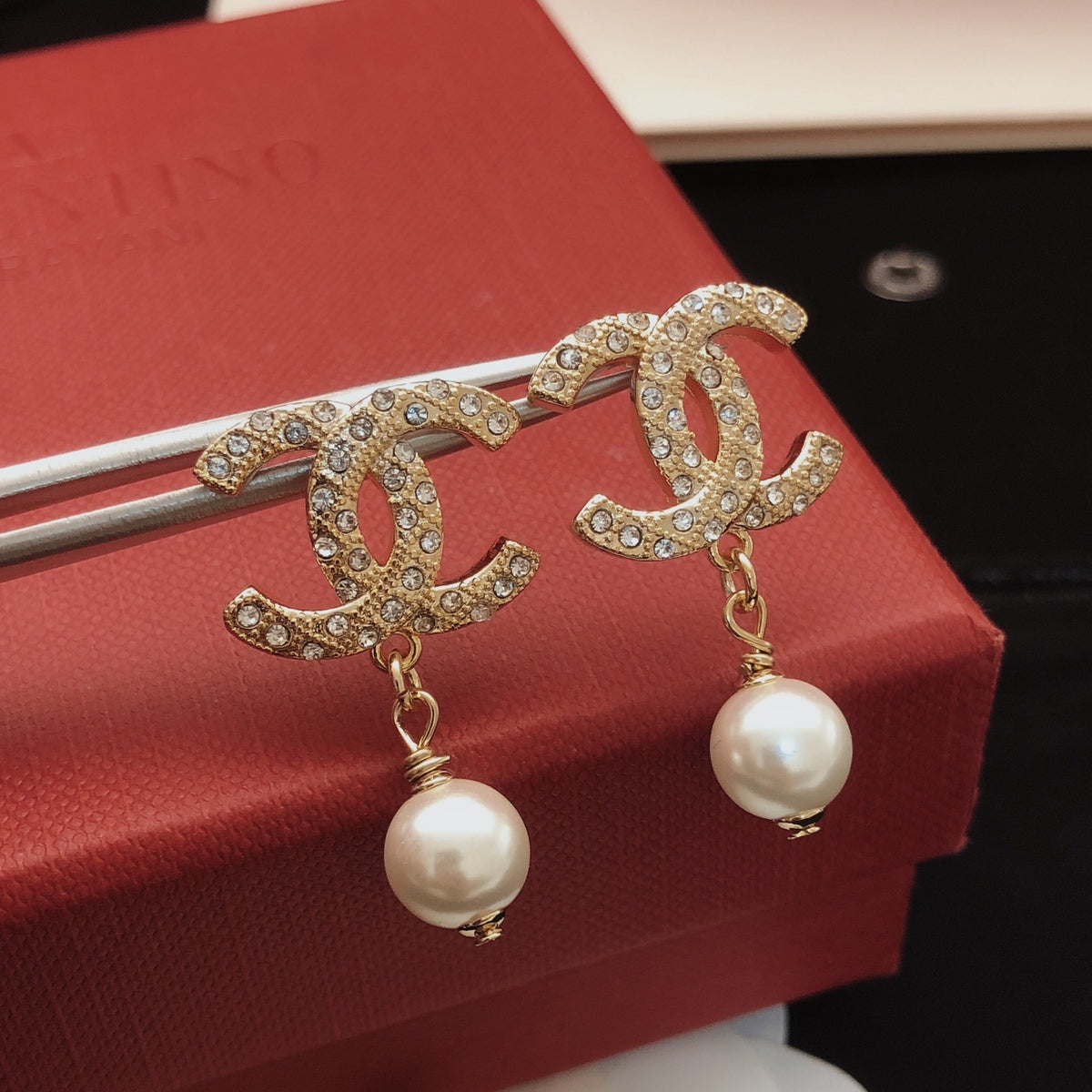 Pearl Pearl-Detail Stud Earrings – Pearl Detail – Design 005 close-up detail