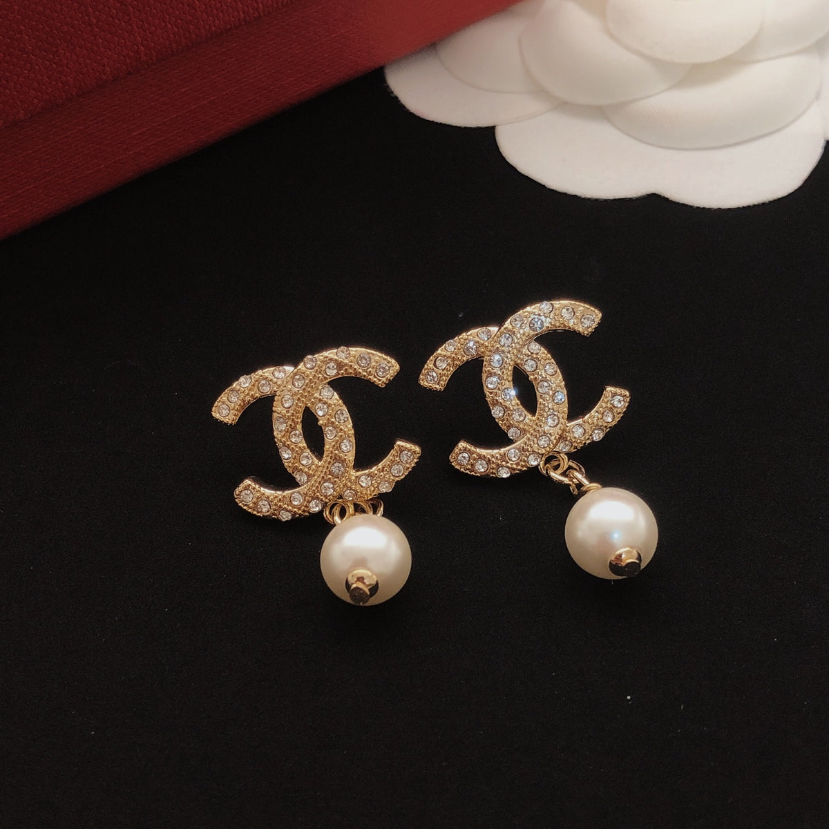 Pearl Pearl-Detail Stud Earrings – Pearl Detail – Design 005 main product view
