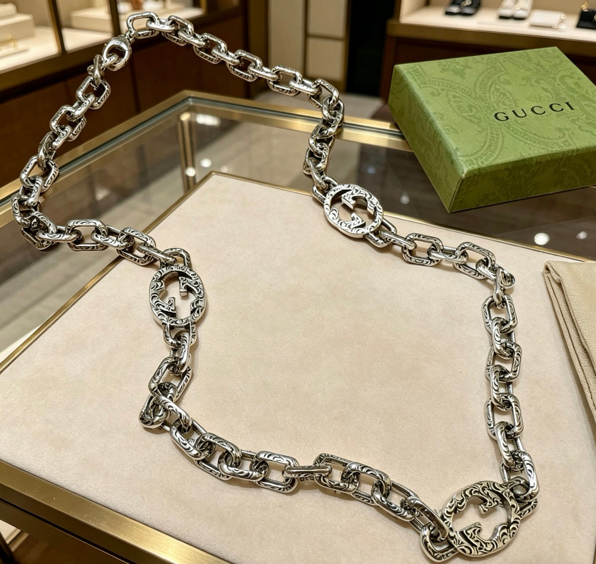 Double-G Emblem Pendant Necklace in Silver-Tone – Vintage Detail – Design 027 close-up detail