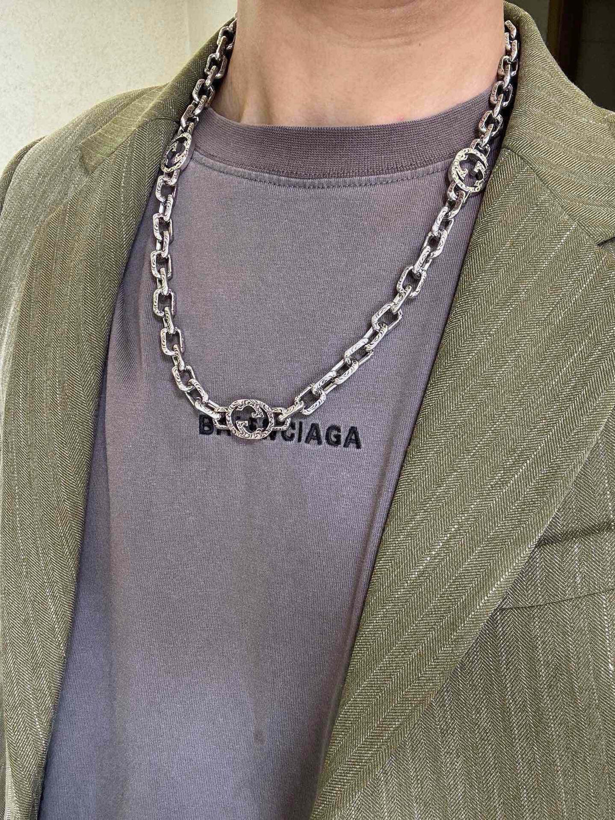 Double-G Emblem Pendant Necklace in Silver-Tone – Vintage Detail – Design 027 detail view