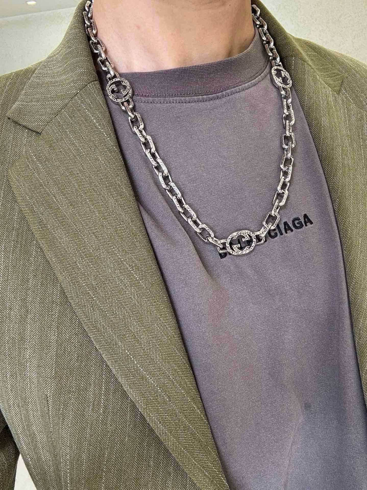 Double-G Emblem Pendant Necklace in Silver-Tone – Vintage Detail – Design 027 detail view