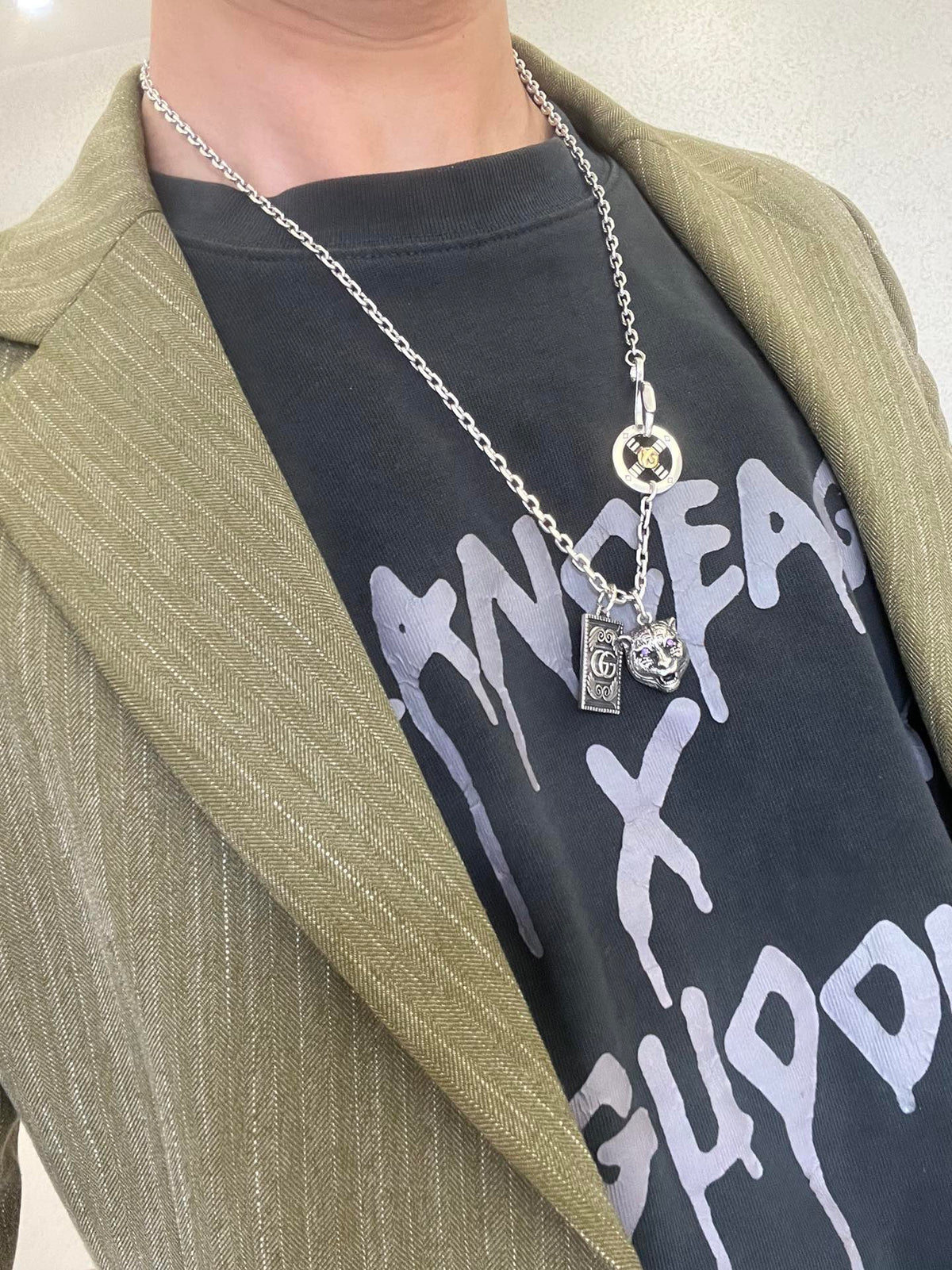 Double-G Emblem Pendant Necklace in Polished Metal-Tone – Vintage Detail – Design 028 detail view