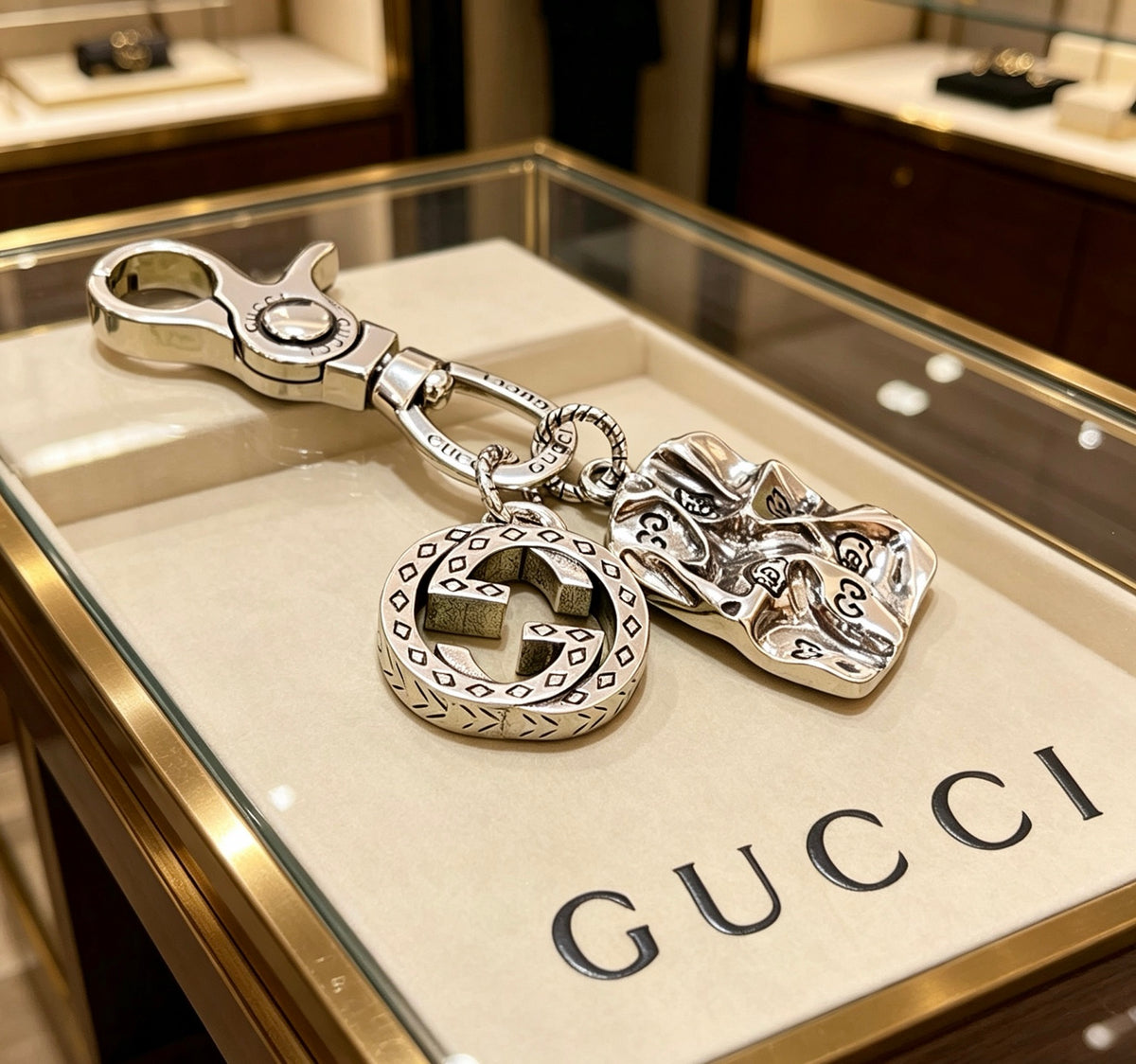 Double-G Emblem Keychain in Polished Metal-Tone – Design 022 side detail