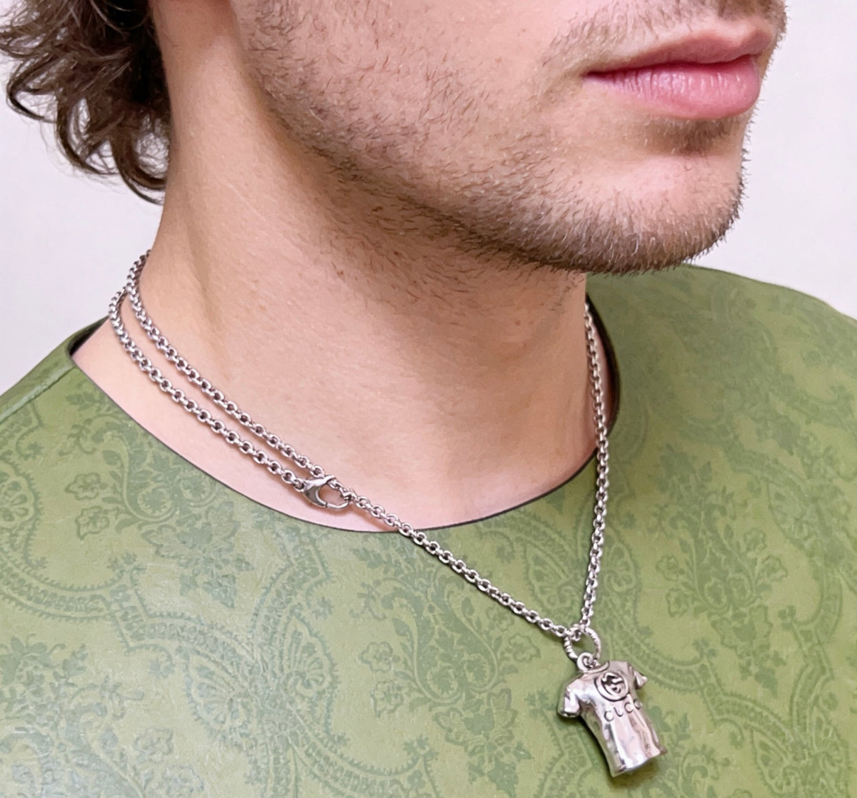 Double-G Emblem Pendant Necklace in Silver-Tone – Vintage Detail – Design 029 detail view