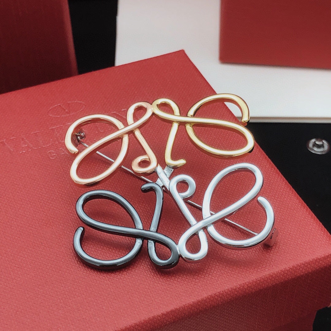 Sculptural Brooch Pin in Polished Metal-Tone – Design 03 detail view