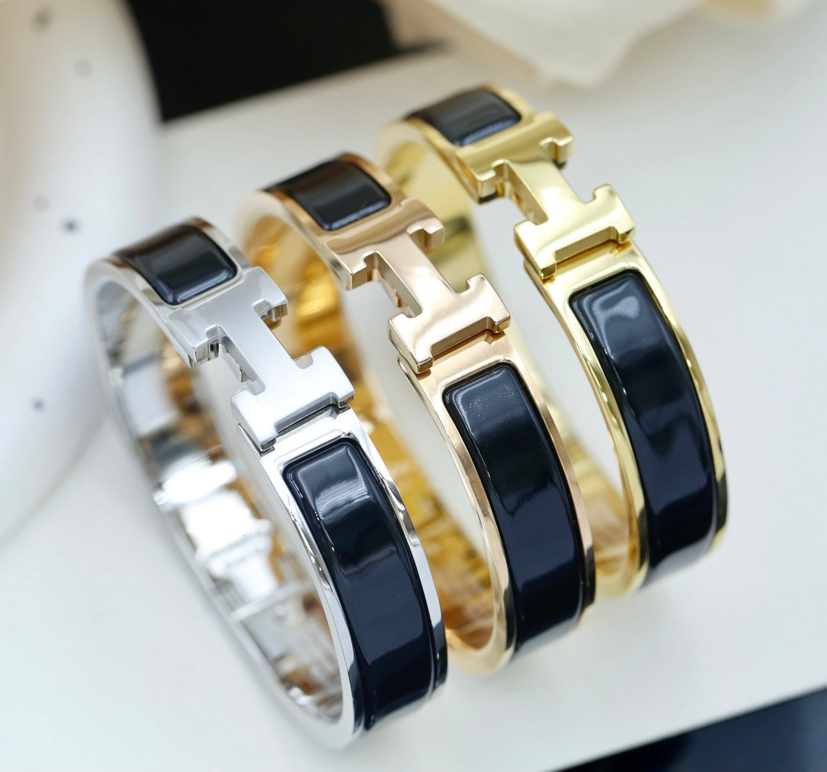 Horse Bangle in Polished Metal-Tone – Design 011 close-up detail