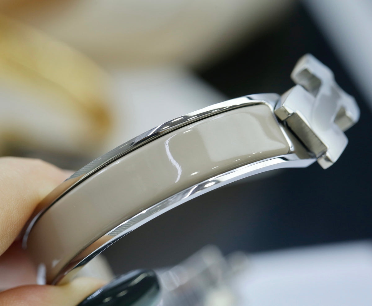 Horse Bangle in Polished Metal-Tone – Design 010 close-up detail