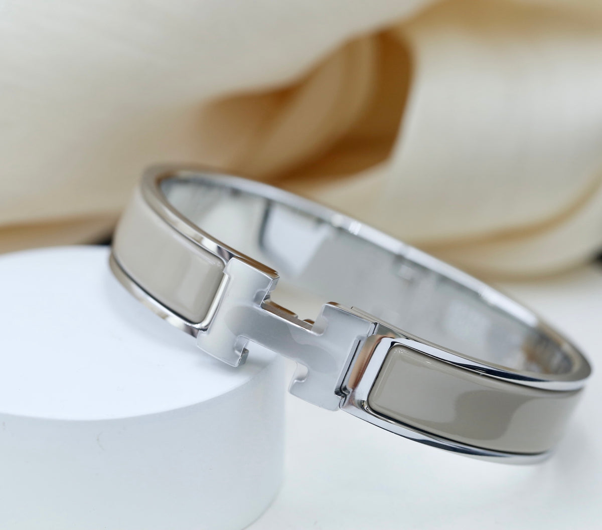Horse Bangle in Polished Metal-Tone – Design 010 detail view