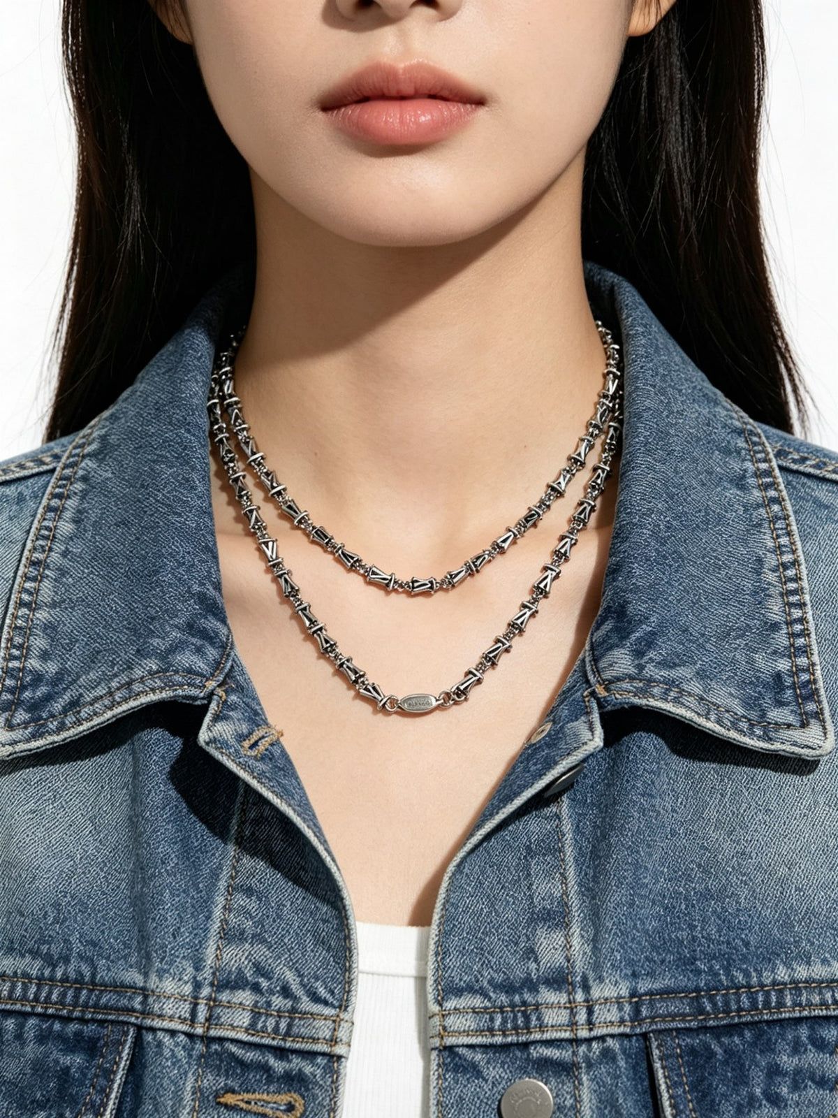 Chain Pendant Necklace in Silver-Tone – Design 016 close-up detail