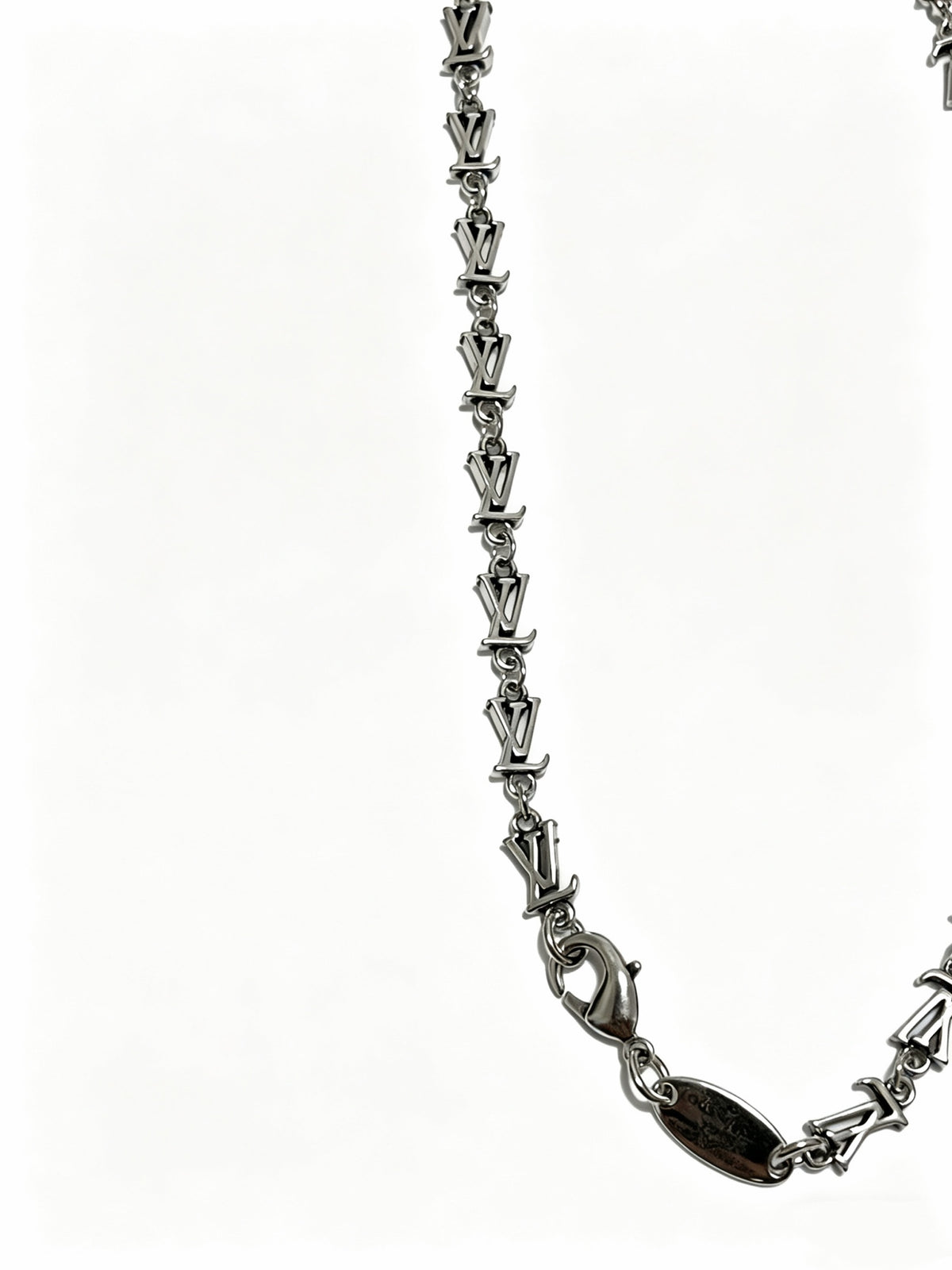 Chain Pendant Necklace in Silver-Tone – Design 016 detail view