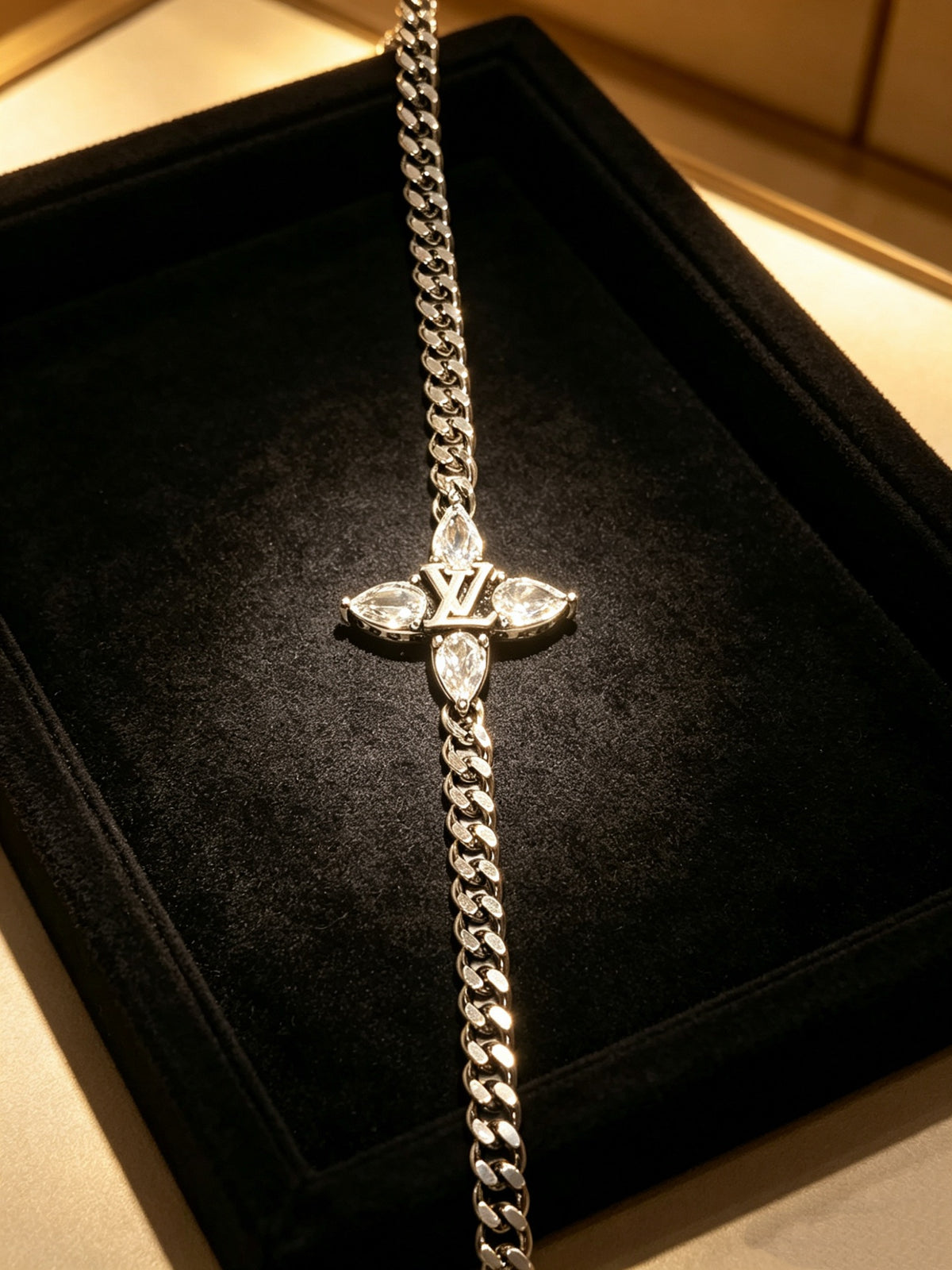 Chain Pendant Necklace in Silver-Tone – Design 014 detail view