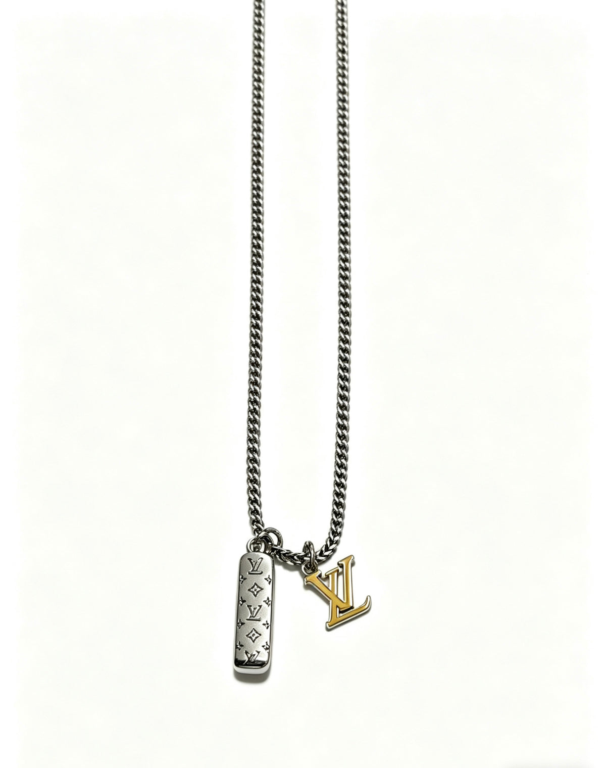 Chain Pendant Necklace in Silver-Tone – Design 011 detail view