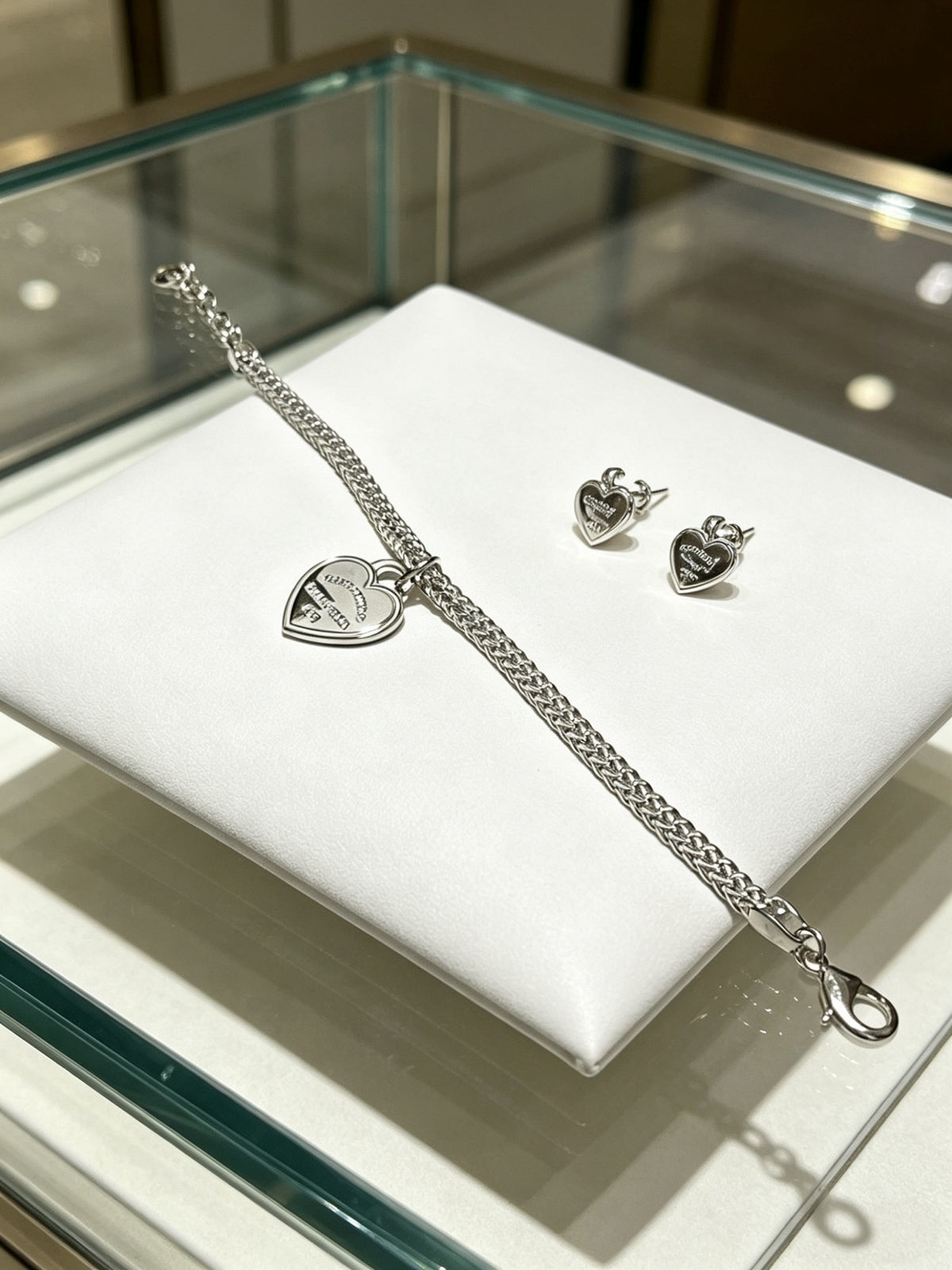 Signature Motif Bracelet in Silver-Tone – Vintage Detail – Design 36 side detail