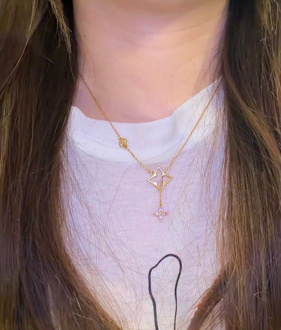 Clover Pendant Necklace in Gold-Tone – Clover Detail – Design 002 close-up detail