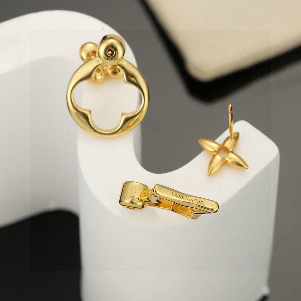 Letter Emblem Brooch in Polished Metal-Tone – Design 005 main product view