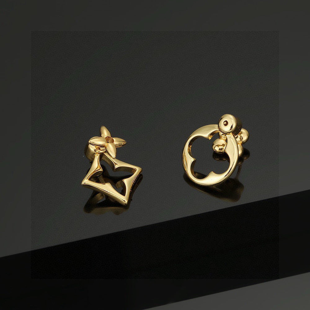 Letter Emblem Brooch in Polished Metal-Tone – Design 005 close-up detail