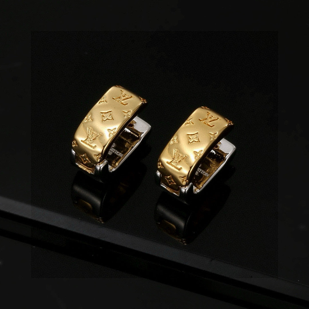 Clover Stud Earrings in Polished Metal-Tone – Clover Detail – Design 010 side detail